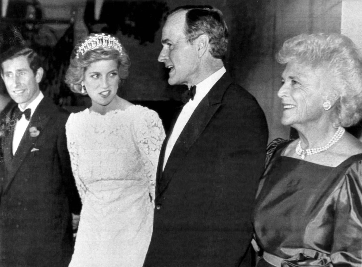 Con el príncipe Carlos y la princesa Diana, en una recepción en 1985. 