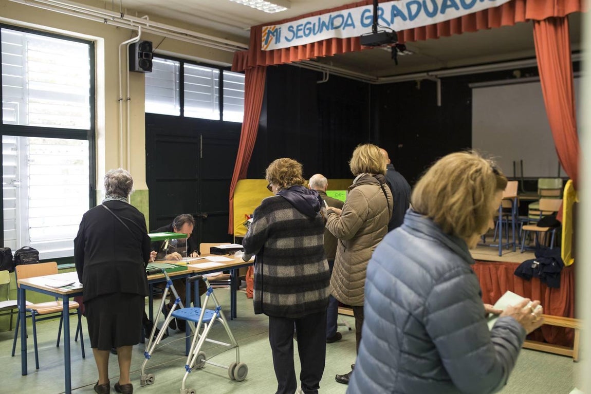 En imágenes, el ambiente de los colegios electorales en las elecciones andaluzas 2018