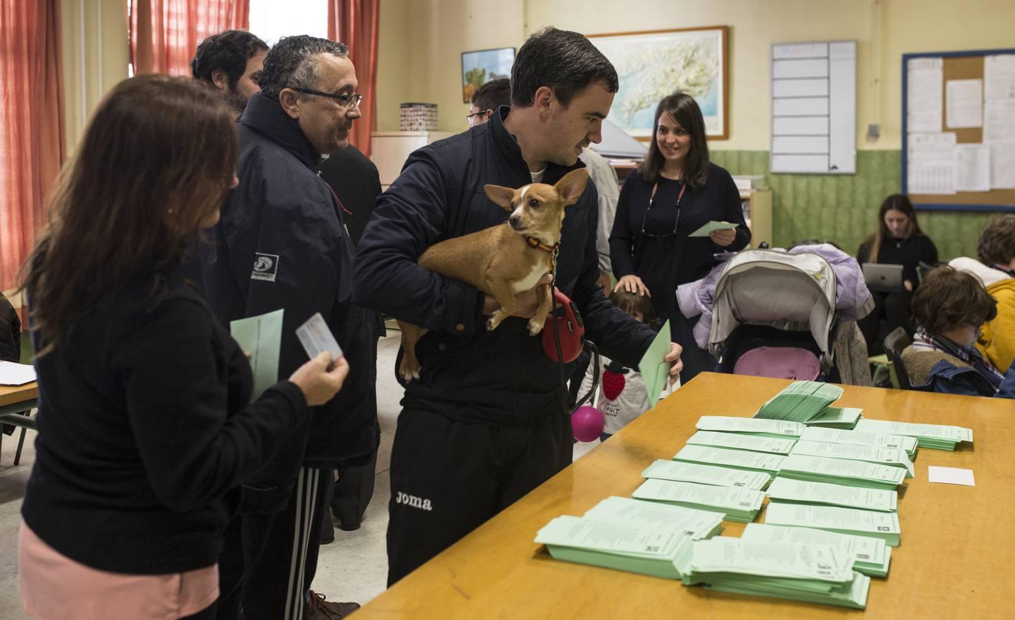 En imágenes, el ambiente de los colegios electorales en las elecciones andaluzas 2018