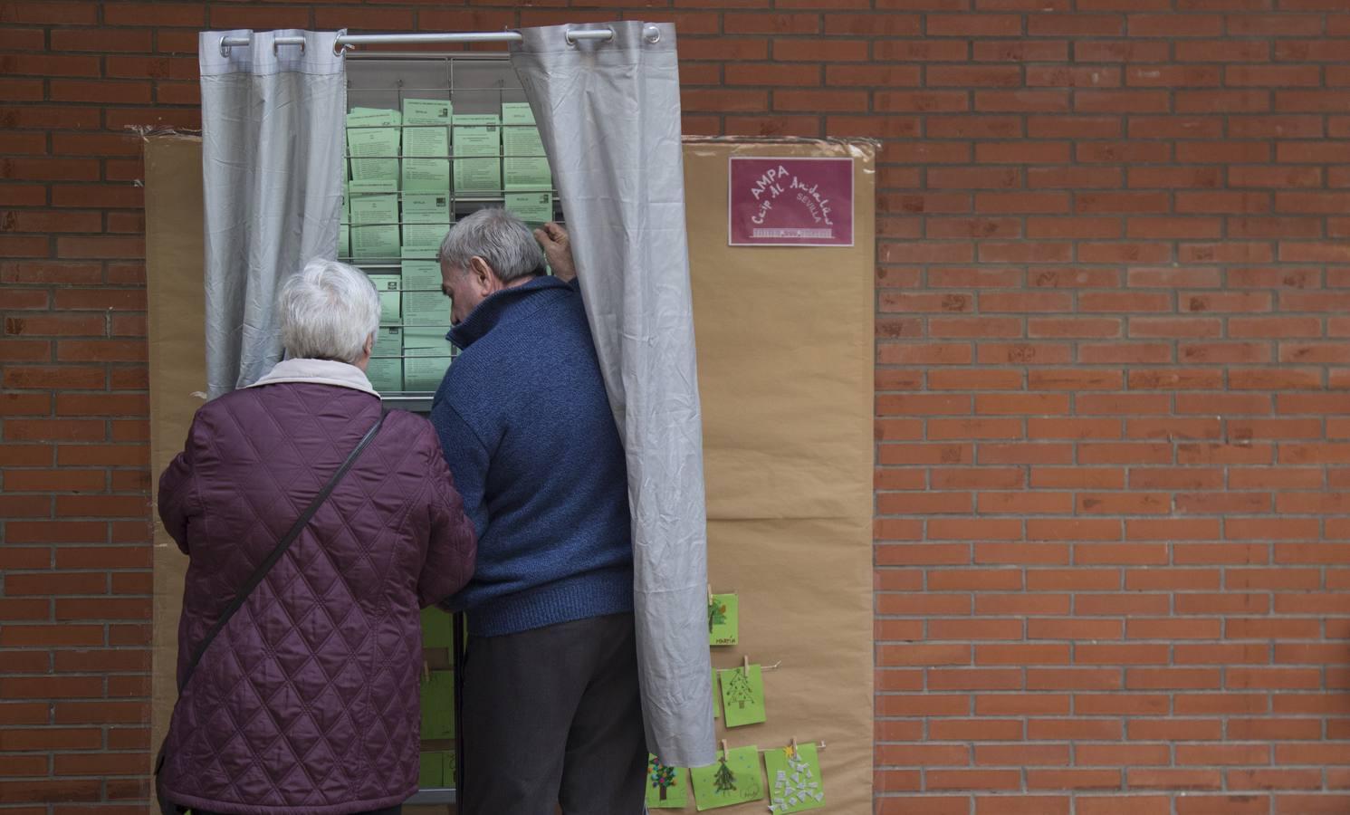 En imágenes, el ambiente de los colegios electorales en las elecciones andaluzas 2018