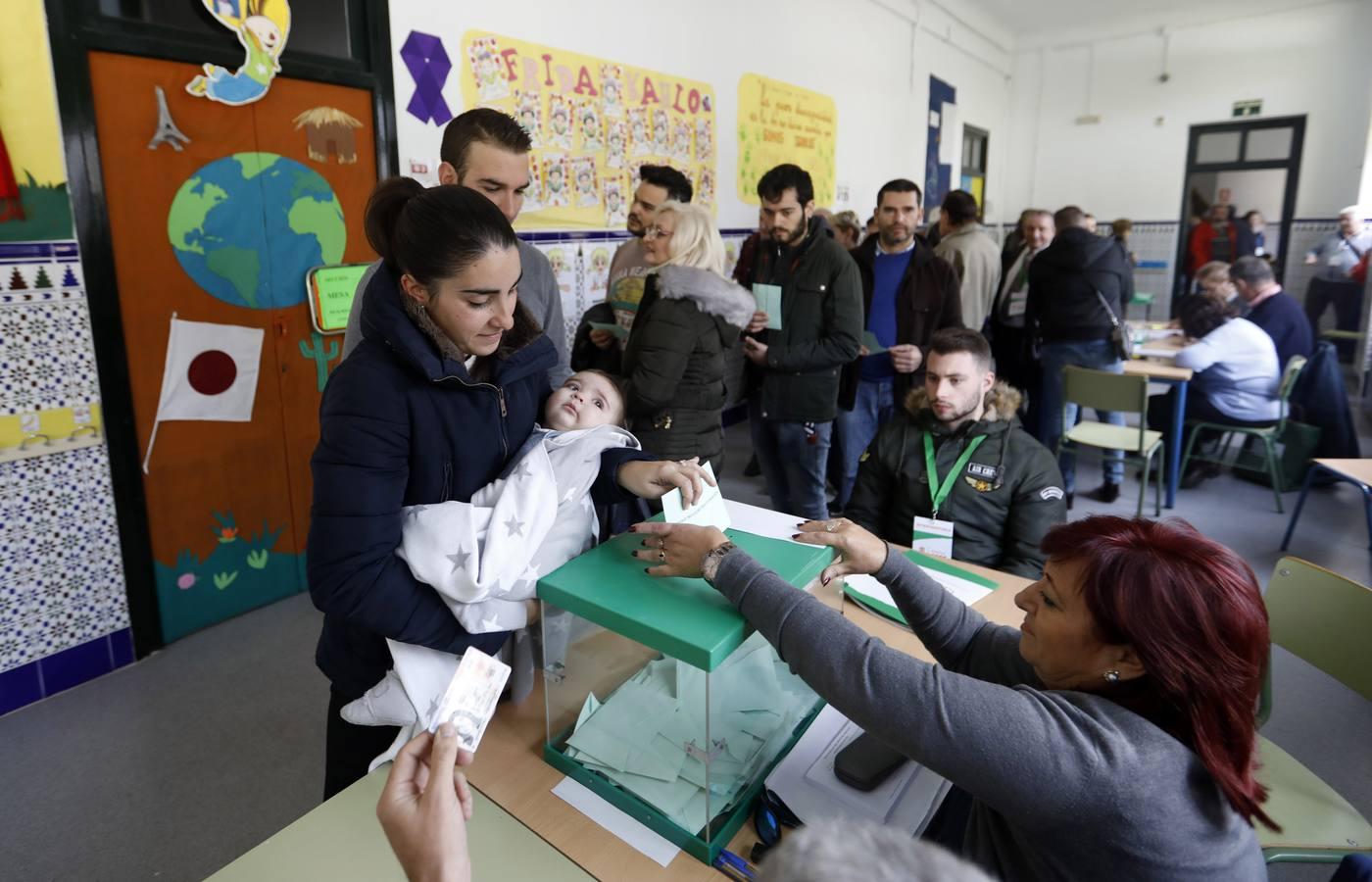 En imágenes, el ambiente de los colegios electorales en las elecciones andaluzas 2018