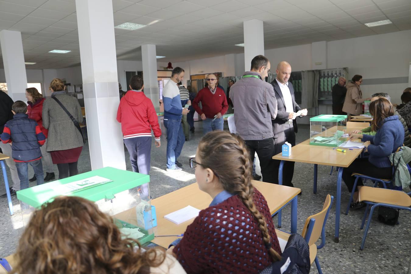 En imágenes, el ambiente de los colegios electorales en las elecciones andaluzas 2018