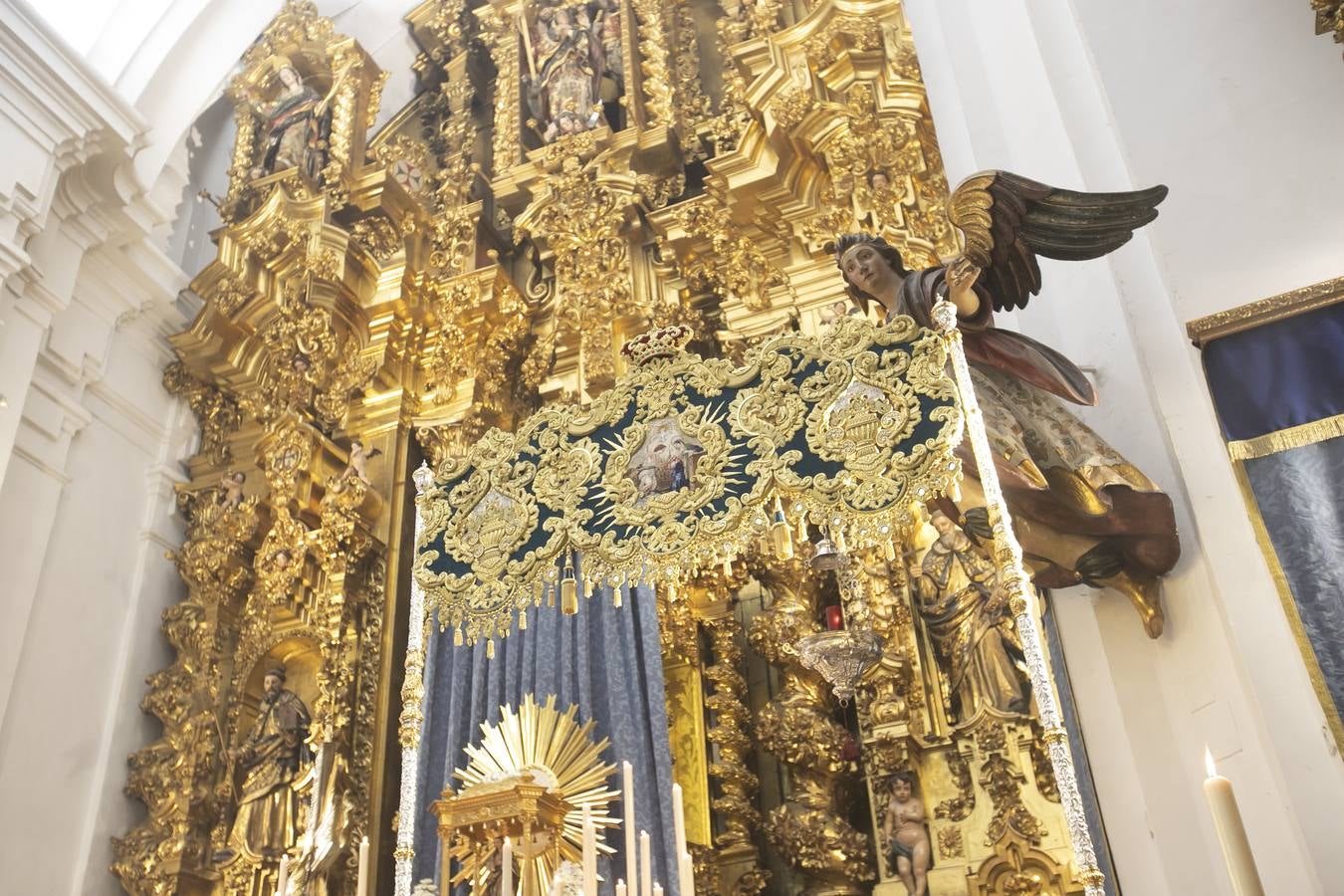 La bendición de la nueva bambalina de la Virgen de la Trinidad de Córdoba, en imágenes