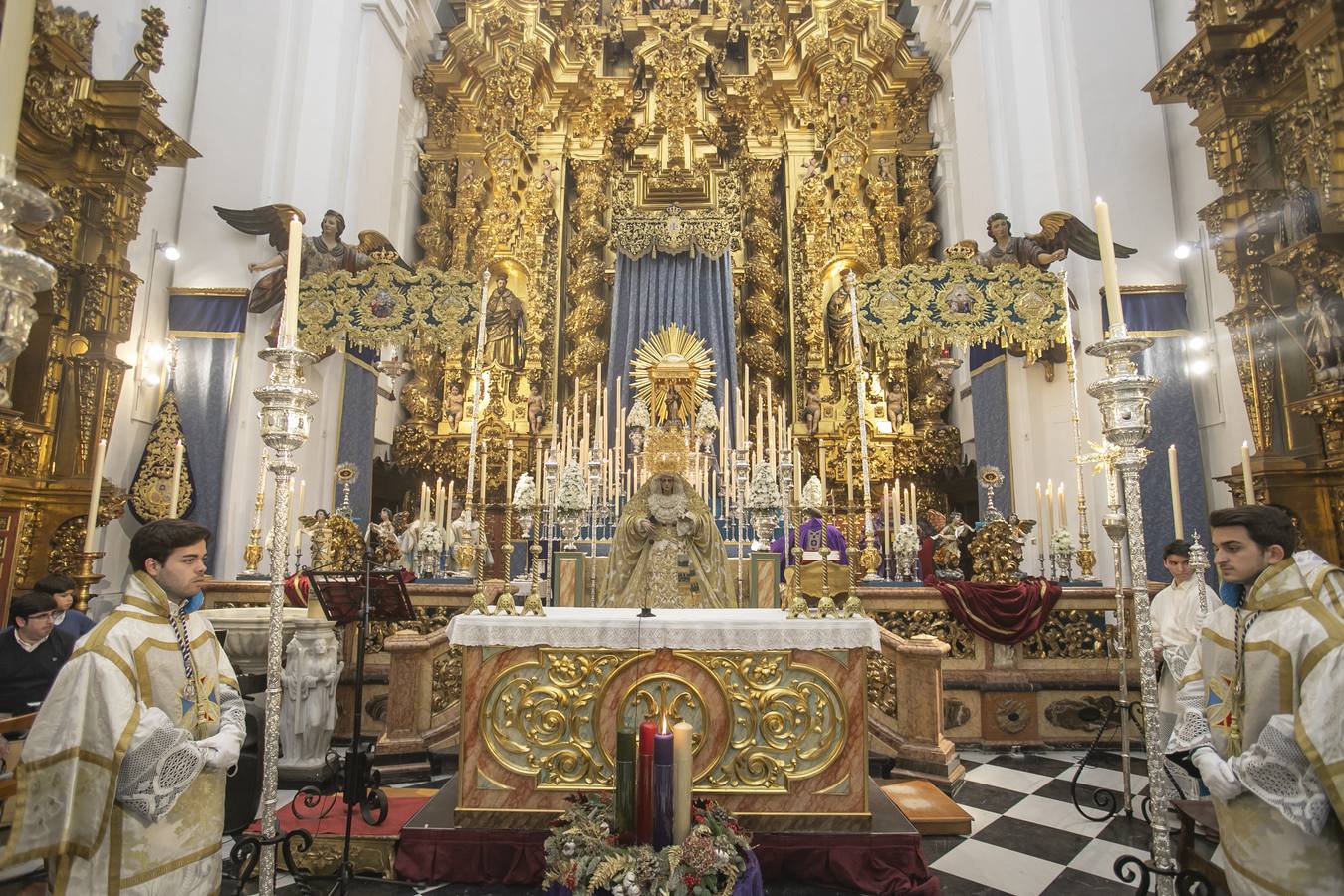 La bendición de la nueva bambalina de la Virgen de la Trinidad de Córdoba, en imágenes