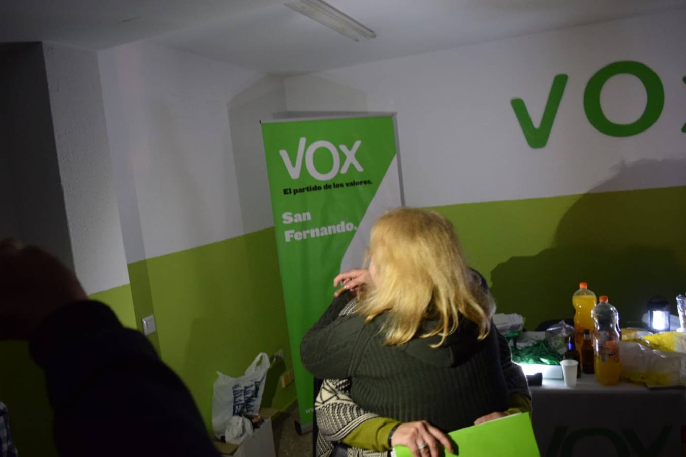 Vox Cádiz celebra con mucha energía y poca luz sus resultados en Andalucía