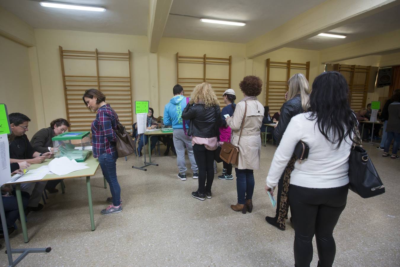 #EleccionesAndaluzas2018. Los gaditanos pasan por las urnas