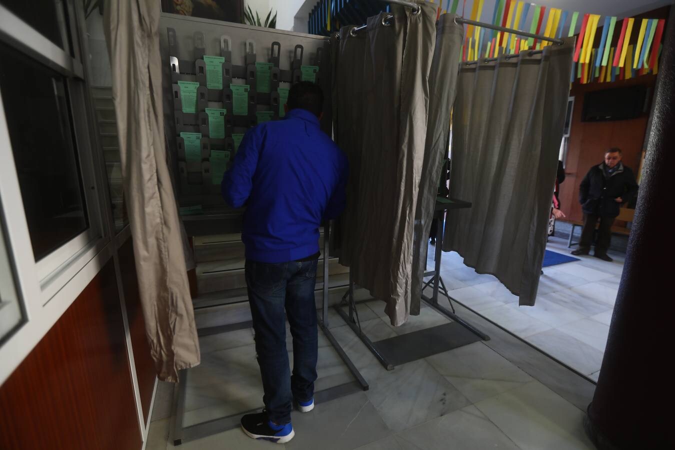 #EleccionesAndaluzas2018. Los gaditanos pasan por las urnas