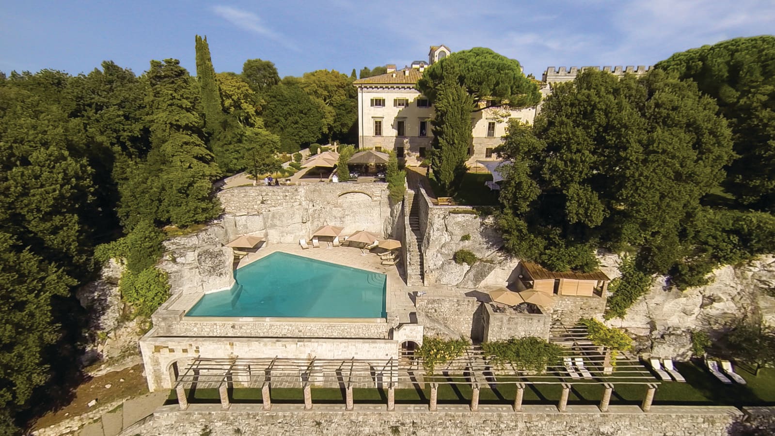 Mejor hotel sostenible. En el Hotel Borgo Pignano tampoco falta la piscina y el restaurante a la carta que utiliza los ingredientes más frescos de los huertos orgánicos de la finca. Durante el verano, las comidas se pueden tomar en un bonito jardín al aire libre. Precio: desde 220€ / la noche
