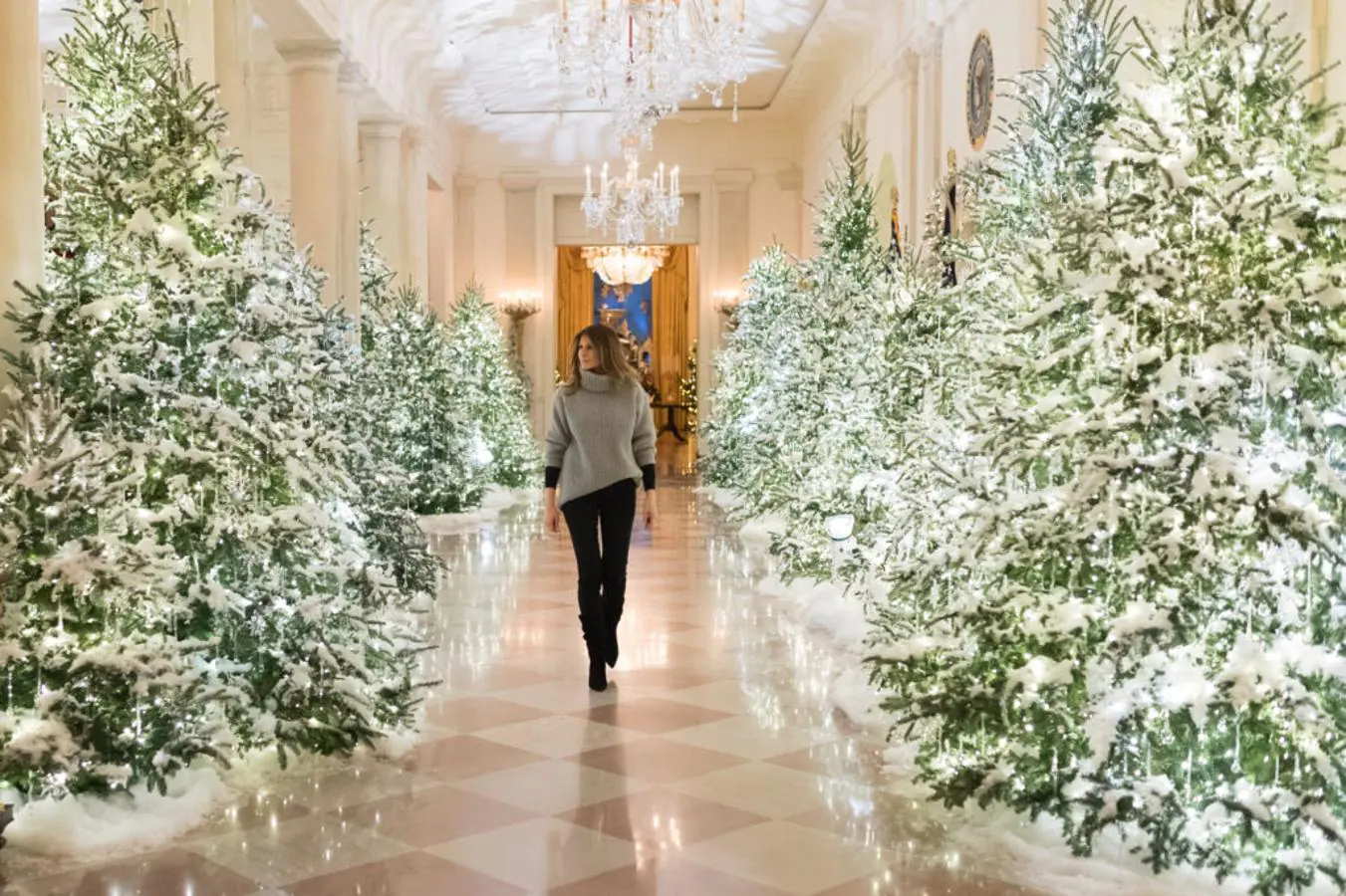 Melania Trump en la Navidad de 2017. Nada tiene que ver la decoración navideña del año pasado a la de este año. Cambiado absolutamente todas las piezas que se encontraban por la mansión, este 2018 la Navidad se tiñe de rojo y no de blanco, como fue en 2017.