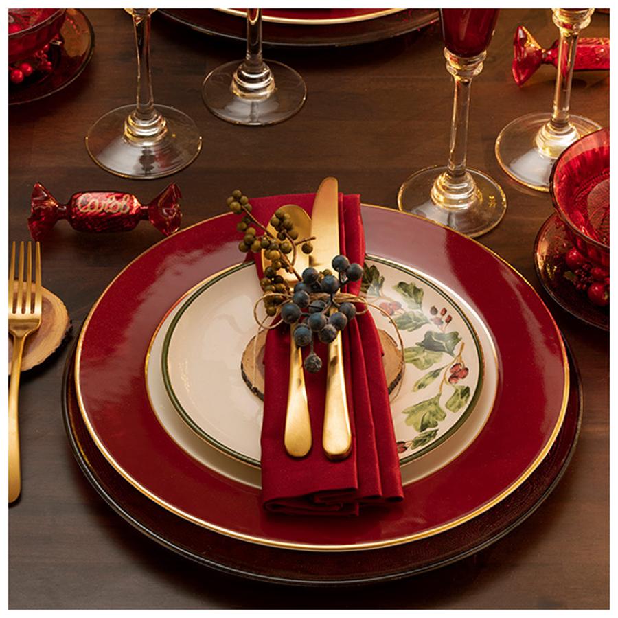 Siguiendo los colores que usan en la Casa Blanca, El Corte Inglés ha lanzado una cubertería que cada pieza está a la venta desde 2,95 euros y platos con motivos navideños desde 3,95 euros.