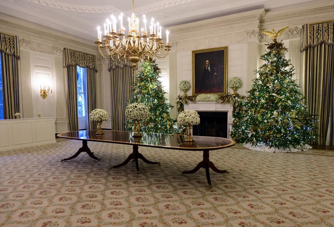 Todas las estancias del hogar cuentan con árboles navideños. Aunque la decoración ha sido pensada en los colores azul, blanco y rojo, hay algunas zonas de la casa que guardan ese espíritu puro de la Navidad con colores blancos y dorados. La residencia presidencial mantendrá la decoración durante todo el mes de diciembre para recibir a las miles de personas que quieran acercarse a visitarla.