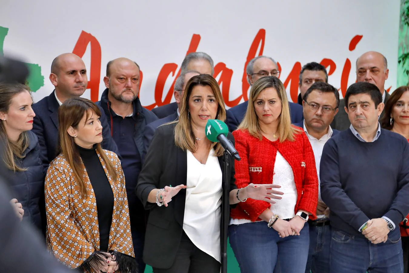 La presidenta del PSOE andaluz, Susana Díaz, arropada por miembros de su ejecutiva regional en la sede socialista de San Vicente