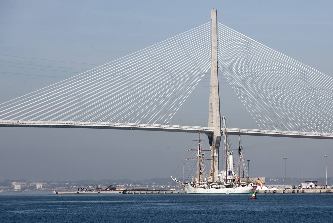 Las imágenes de El Juan Sebastián de Elcano por aguas de la bahía de Cádiz