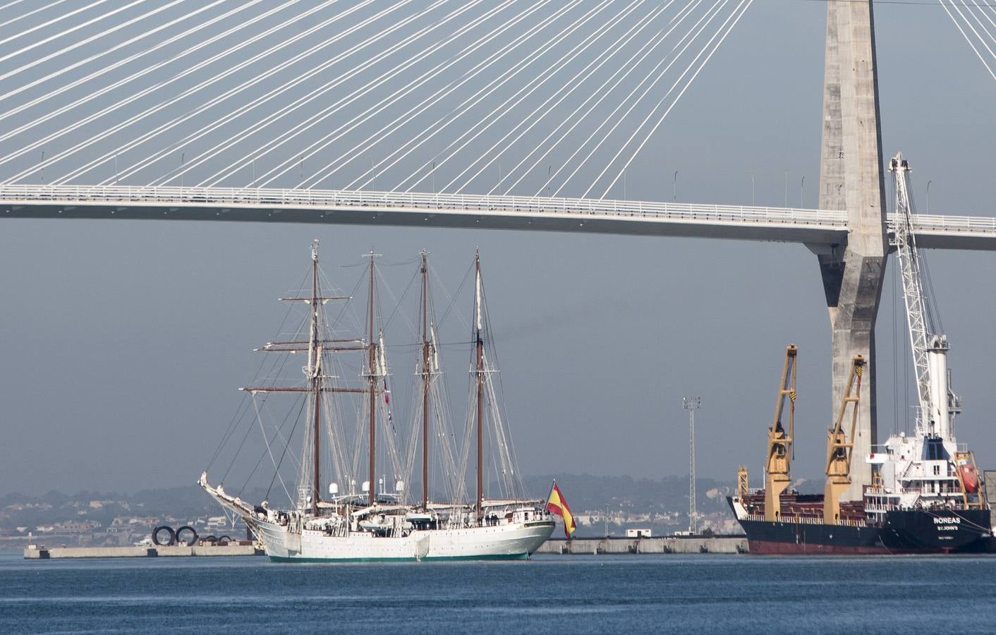 Las imágenes de El Juan Sebastián de Elcano por aguas de la bahía de Cádiz