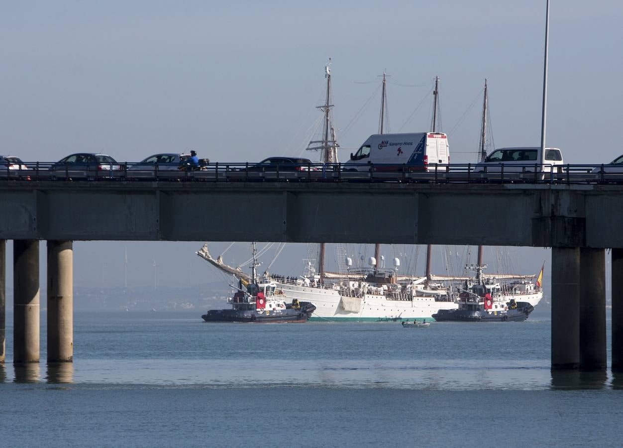 Las imágenes de El Juan Sebastián de Elcano por aguas de la bahía de Cádiz