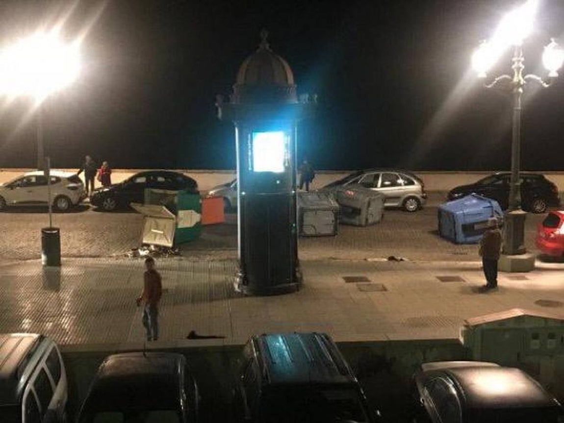 La manifestación antifascista en Cádiz acaba con agresiones y contenedores quemados