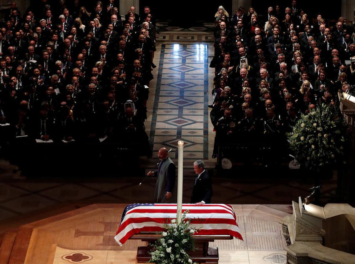 Imagen general del interior de la catedral, con el féretro del expresidente George H. W. Bush. 