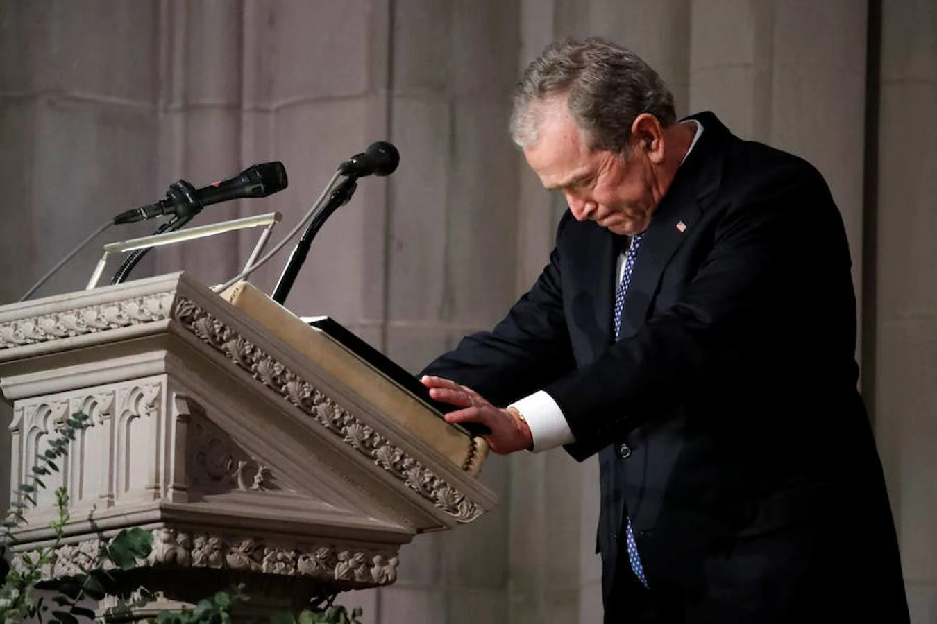 El expresidente George W. Bush habla durante el funeral de su padre en la Catedral Nacional de Washington. 