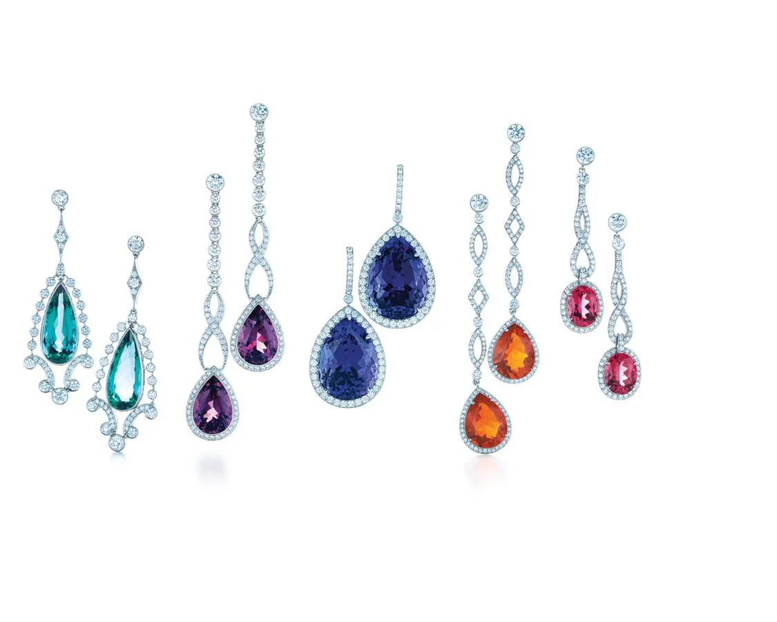 Tiffany &amp; Co.. Pendientes de gemas y diamantes sobre platino de Tiffany &amp; Co. Desde la izda: turmalinas verdes talla pera (28.700 €) / rubelitas (25.000 €) / tanzanitas (69.000 €) / ópalos de fuego (21.200 €) / espinelas rojas (27.500 €)
