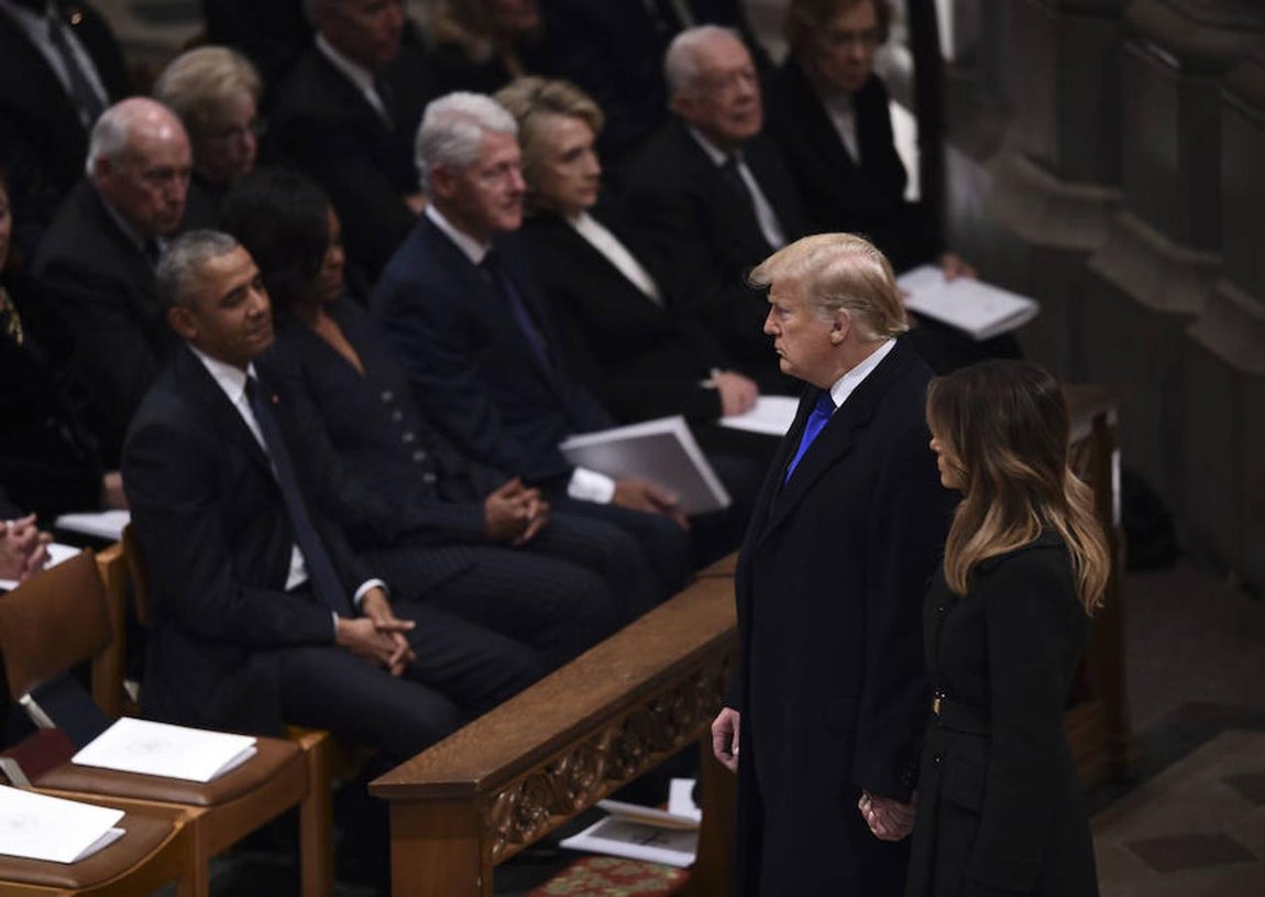 El matrimonio Trump se dirige a su sitio, junto a los expresidentes Obama, Clinton y Carter, y sus esposas. 