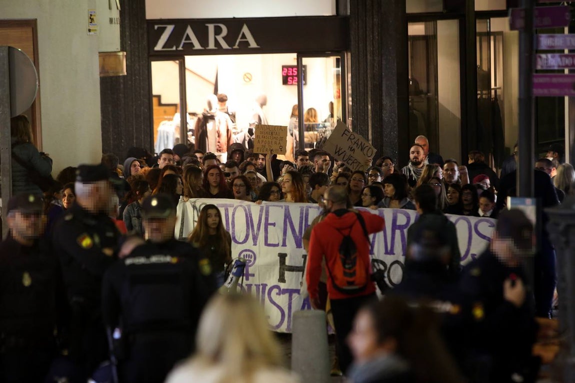Fotos: Disturbios y cargas en la marcha contra Vox en Cádiz