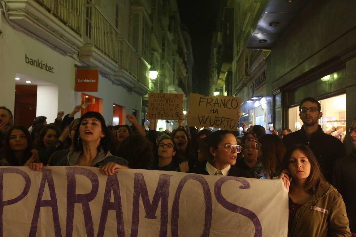 Fotos: Disturbios y cargas en la marcha contra Vox en Cádiz