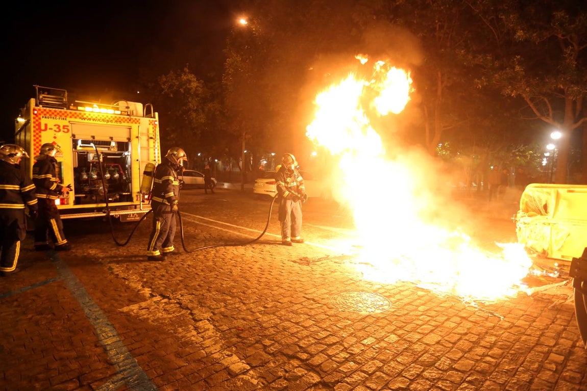 Fotos: Disturbios y cargas en la marcha contra Vox en Cádiz