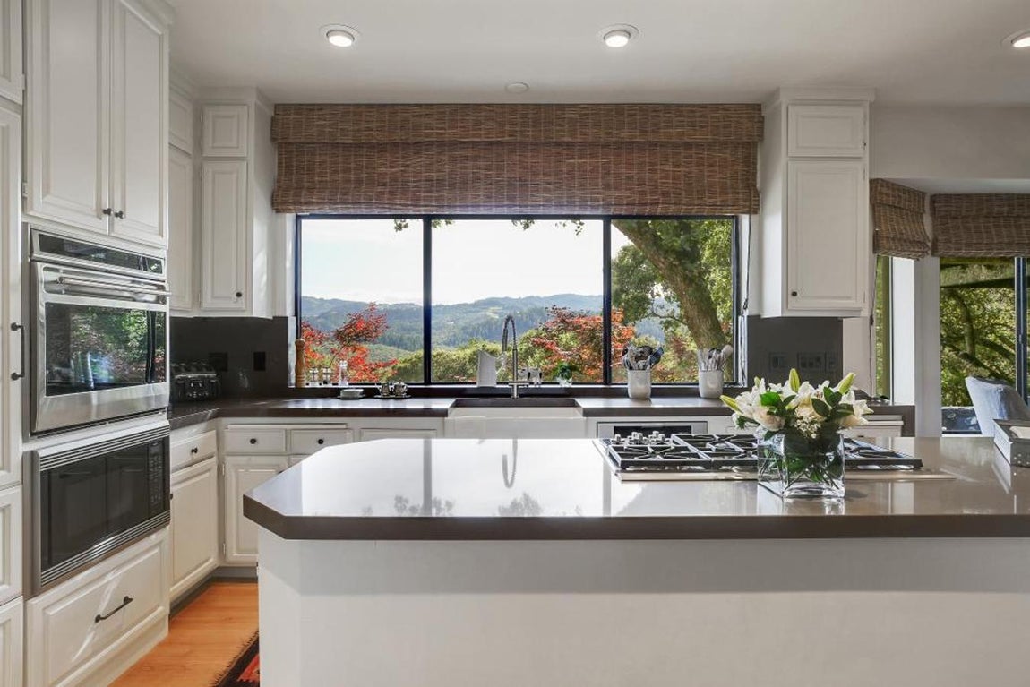 Luz y materiales nobles. La casa principal cuenta con más de 400 metros cuadrados en una construcción que acoge tres dormitorios, cuatro cuartos de baños, dos salones, un estudio, una biblioteca, una oficina, una cocina y un comedor.