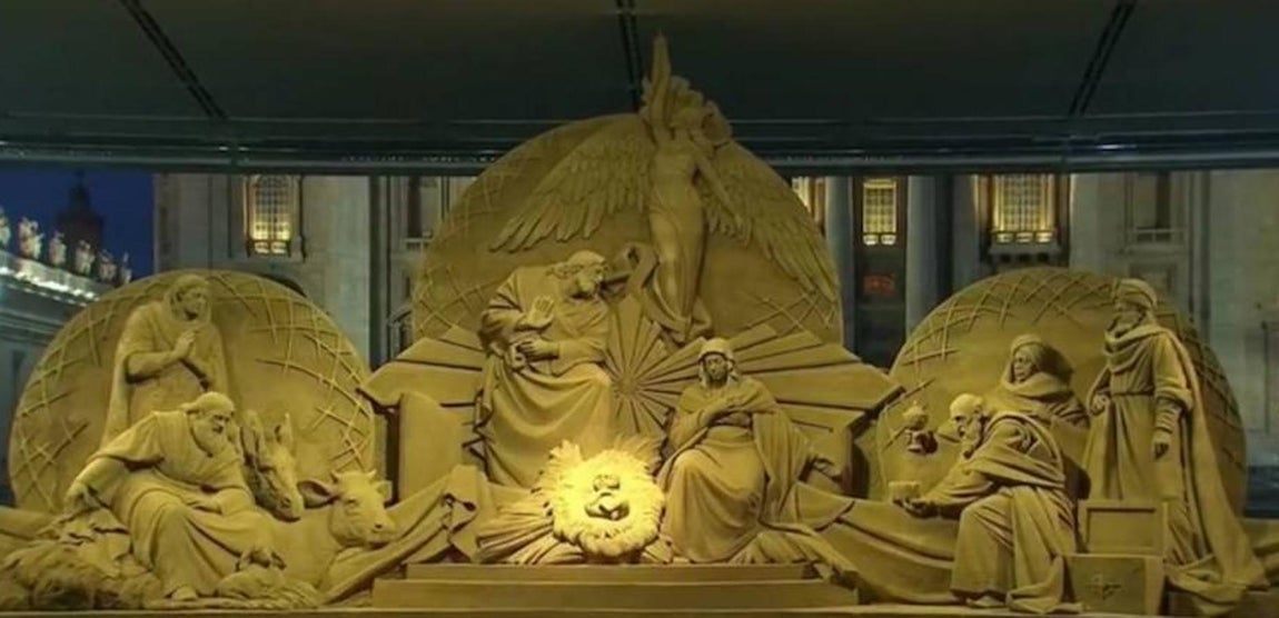 Un monumental nacimiento hecho este año con arena de playa y el árbol de Navidad instalados en la Plaza de San Pedro del Vaticano quedaron hoy inaugurados. 