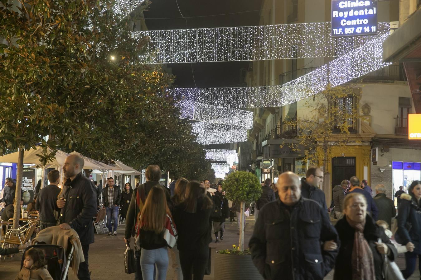 El ambiente del puente de la Inmaculada en Córdoba, en imágenes