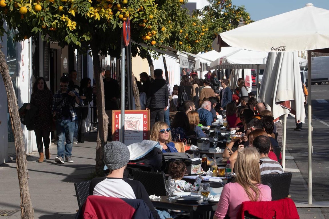 El ambiente del puente de la Inmaculada en Córdoba, en imágenes