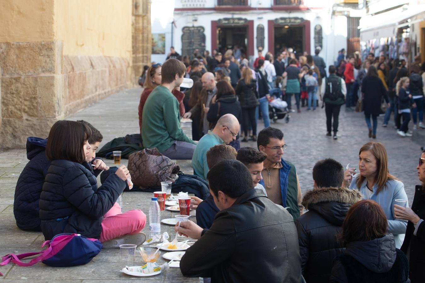 El ambiente del puente de la Inmaculada en Córdoba, en imágenes