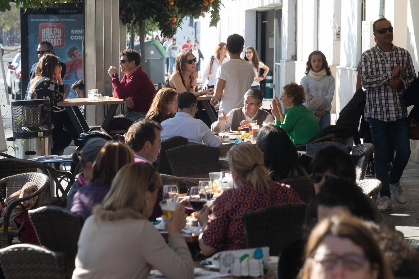 El ambiente del puente de la Inmaculada en Córdoba, en imágenes