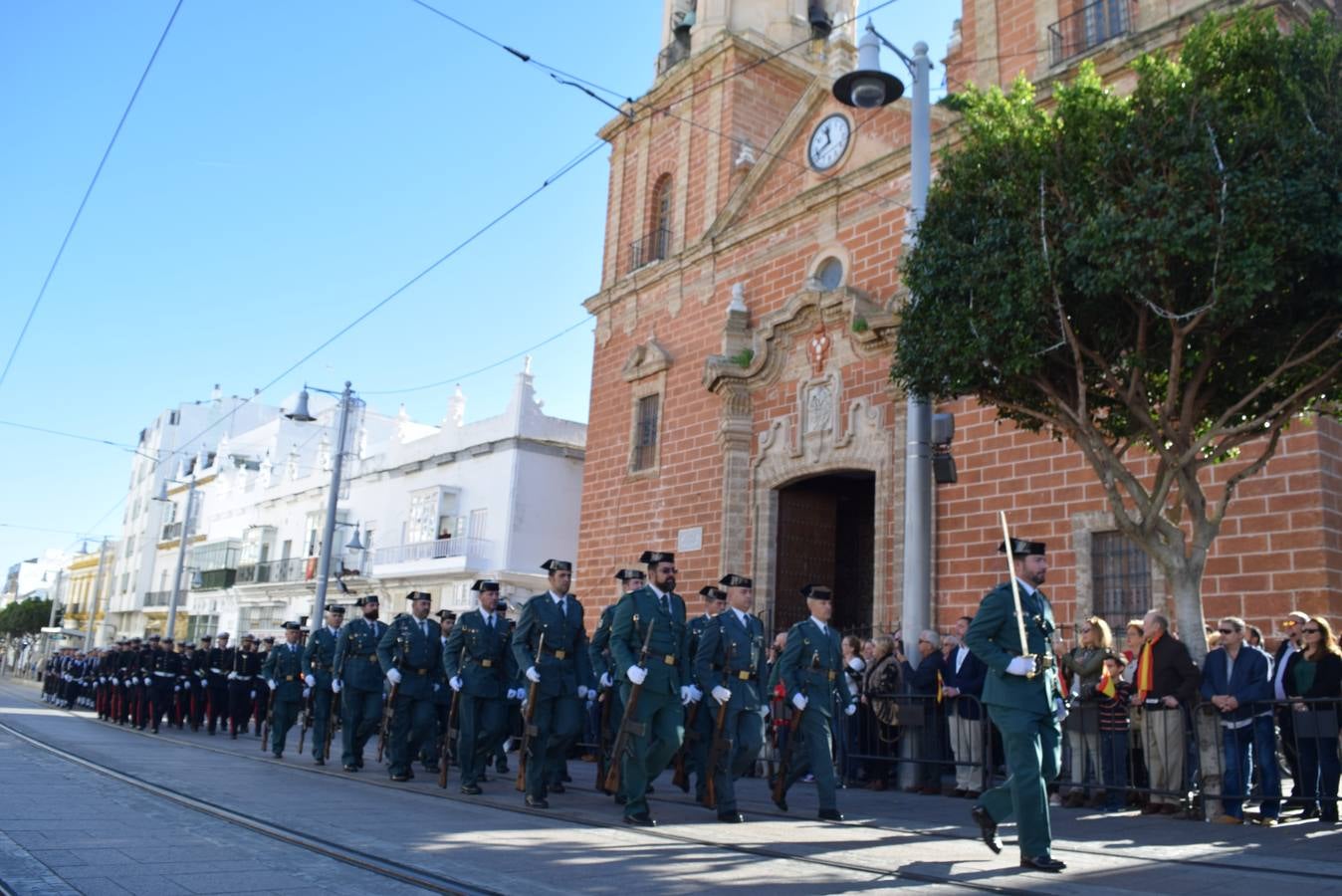 San Fernando realiza un solemne izado de la Bandera Nacional