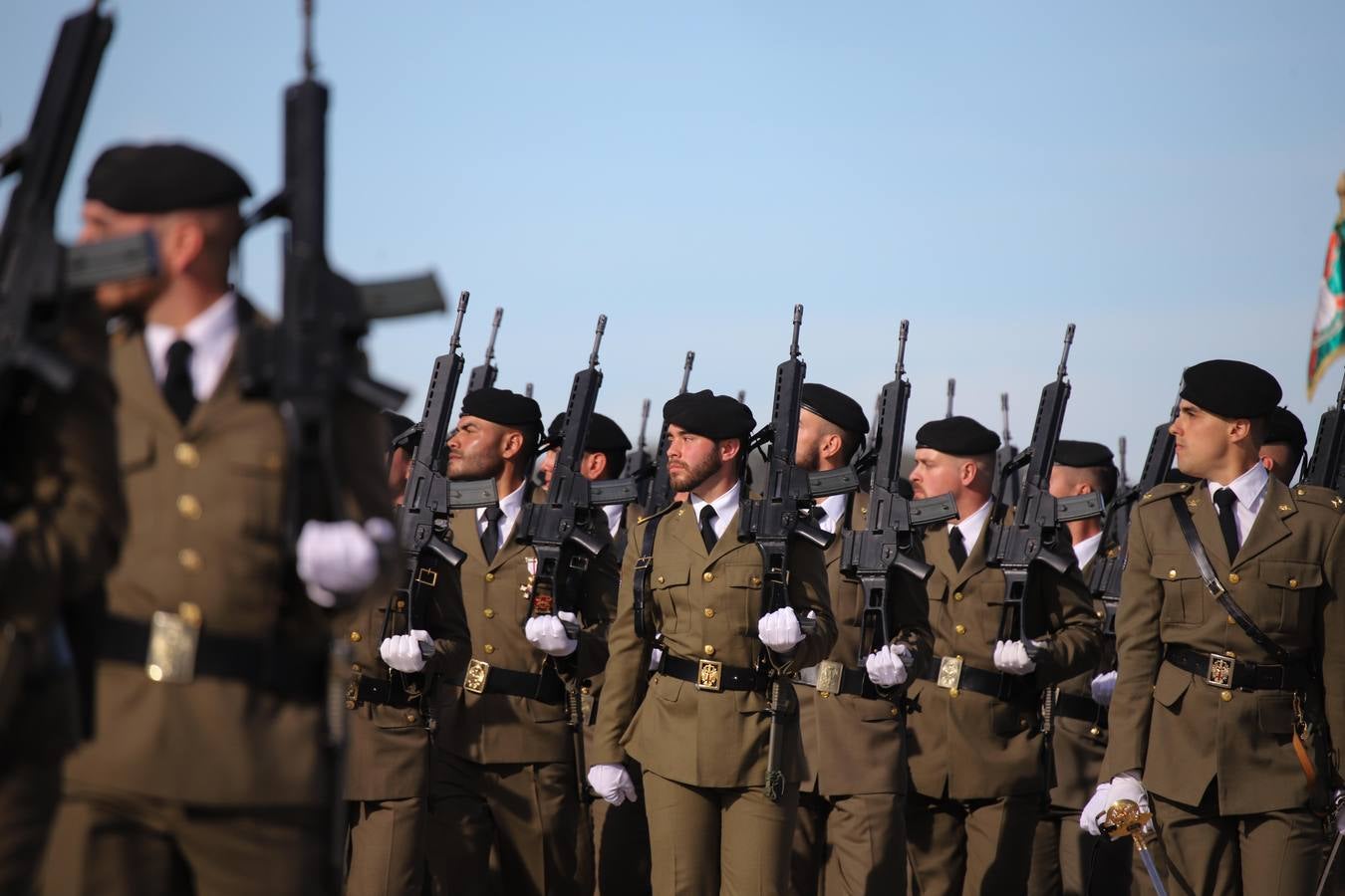 El desfile de la BRI X por el día de la Inmaculada, en imágenes