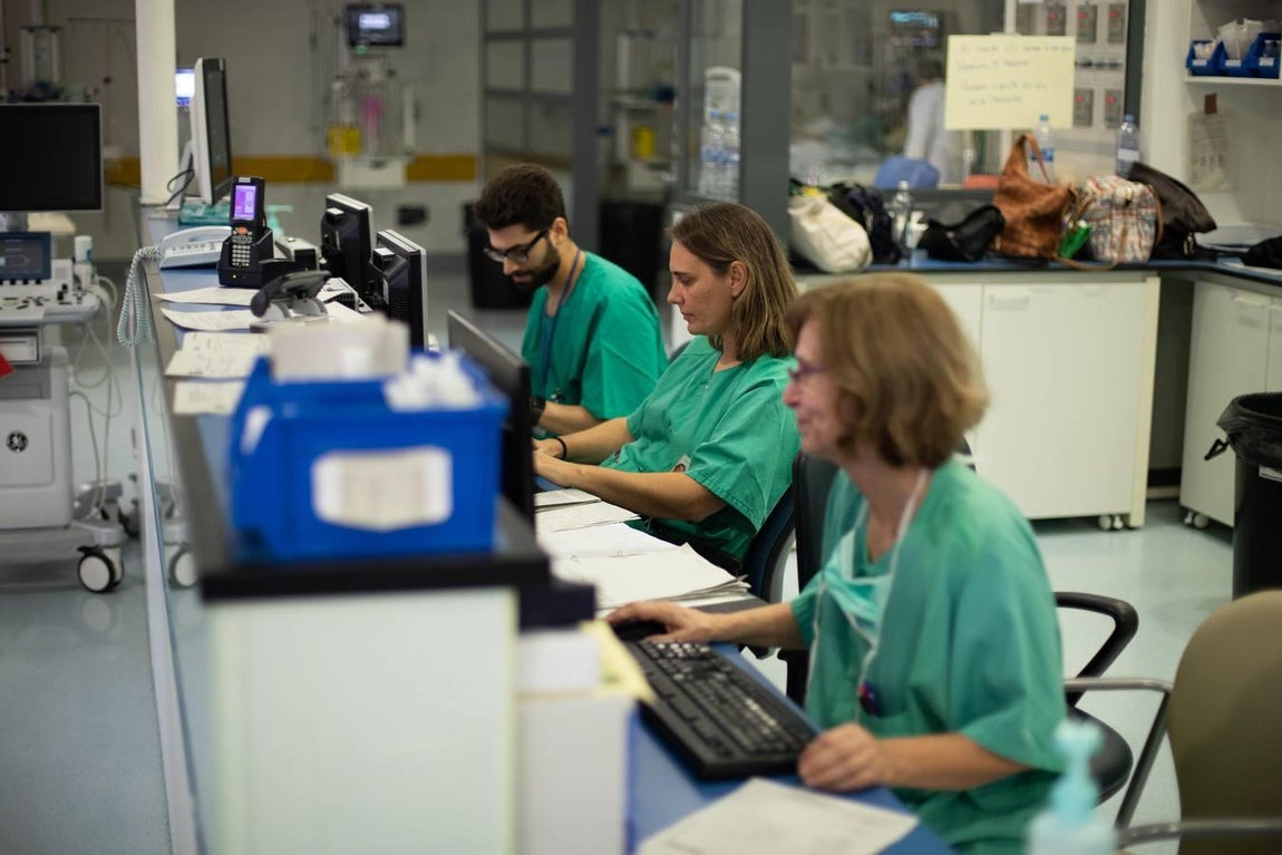 El día a día en la UCI del Reina Sofía de Córdoba, en imágenes