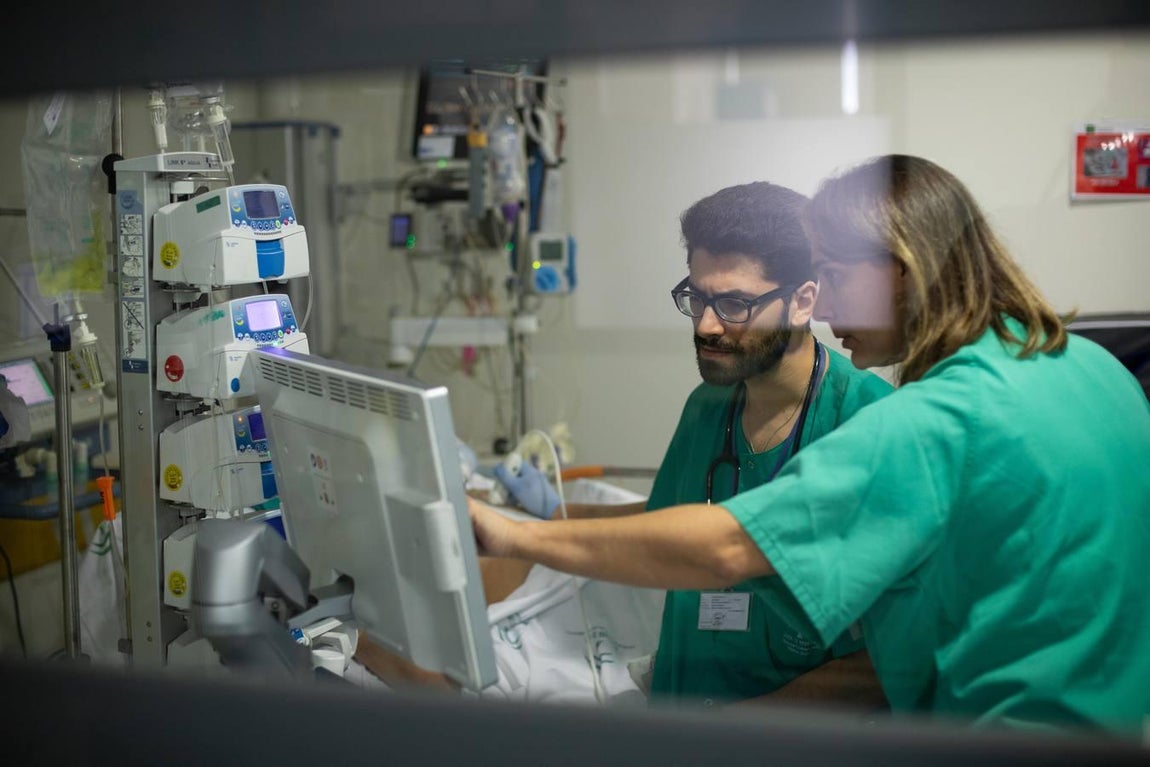 El día a día en la UCI del Reina Sofía de Córdoba, en imágenes