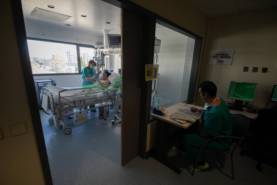 El día a día en la UCI del Reina Sofía de Córdoba, en imágenes