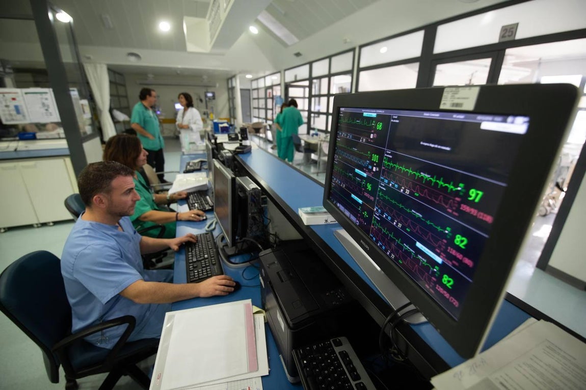 El día a día en la UCI del Reina Sofía de Córdoba, en imágenes