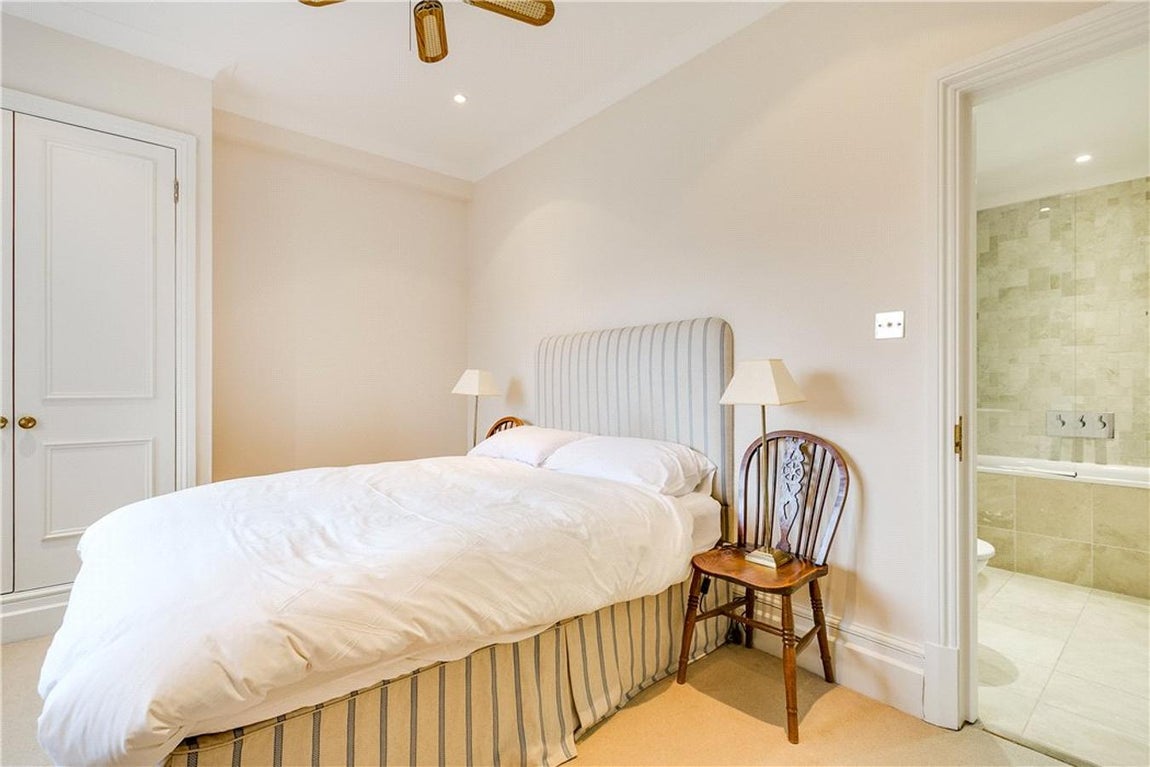 Habitación. Desde Knight Franck informan que la propiedad está presentable pero aún así permite que el comprador entrante ponga su propio sello y la remodele a su gusto.