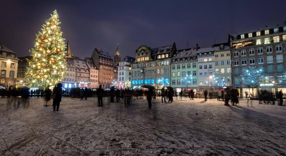 Mercadillo de Navidad en el centro de Estrasburgo. 