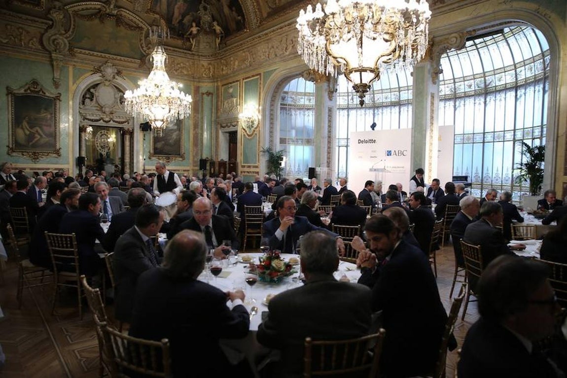 Otra fotografía del salón con el atril, en el fondo, donde Borrell ha realizado su discurso. 