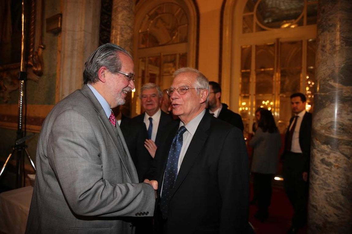 El ministro de Asuntos Exteriores a su llegada al salón donde se iba a realizar el Foro ABC. 