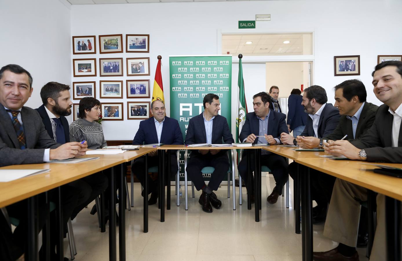 La reunión de Juanma Moreno con ATA en Córdoba, en imágenes