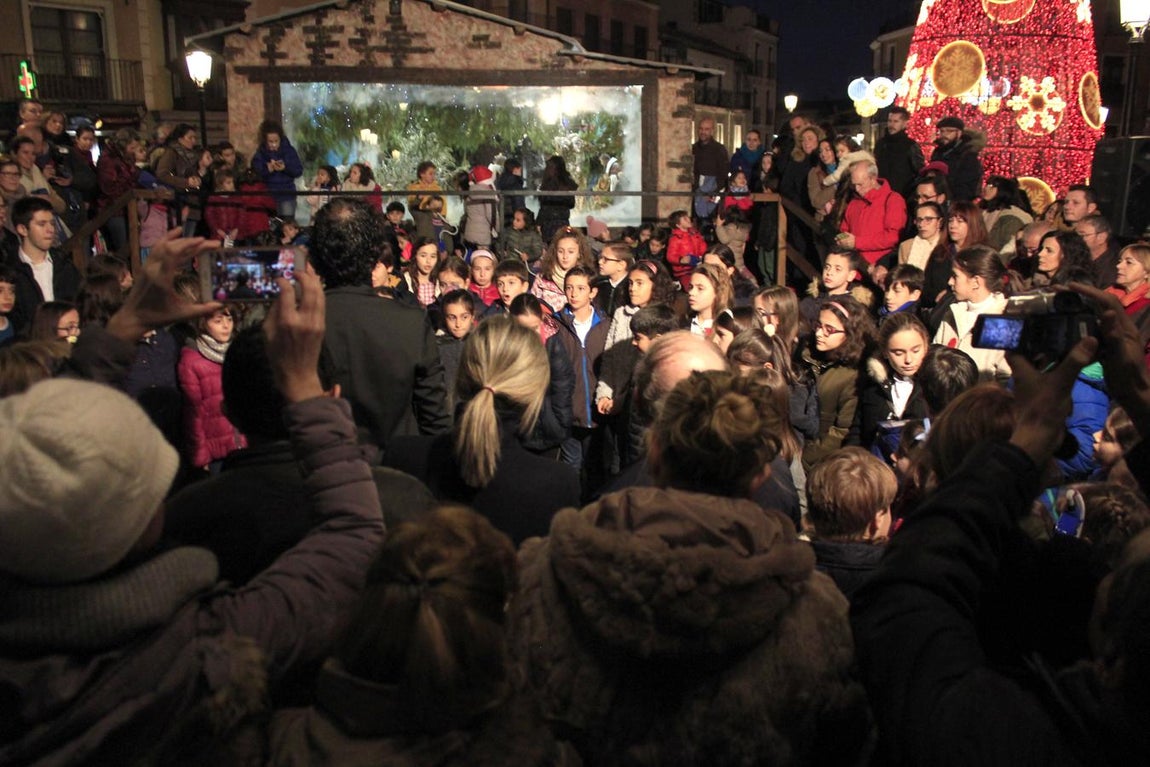 Numerosas personas han asistido a la inauguración del belén de Zocodover. 
