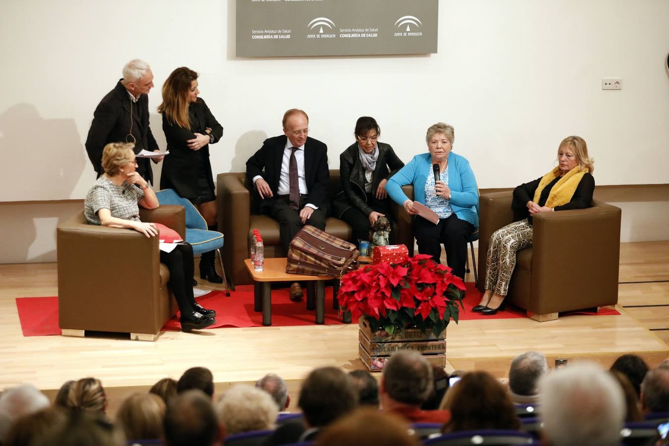 La despedida a más de 200 jubilados del Hospital Reina Sofía, en imágenes