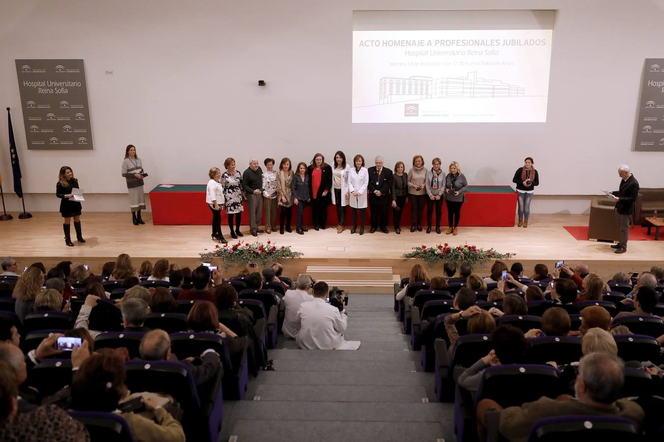 La despedida a más de 200 jubilados del Hospital Reina Sofía, en imágenes