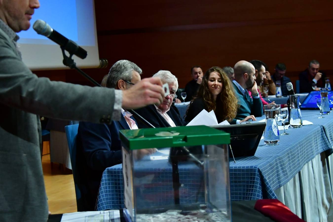 (FOTOS) Carnaval de Cádiz 2019: Así se vivió el sorteo del orden de actuación del Concurso del Falla