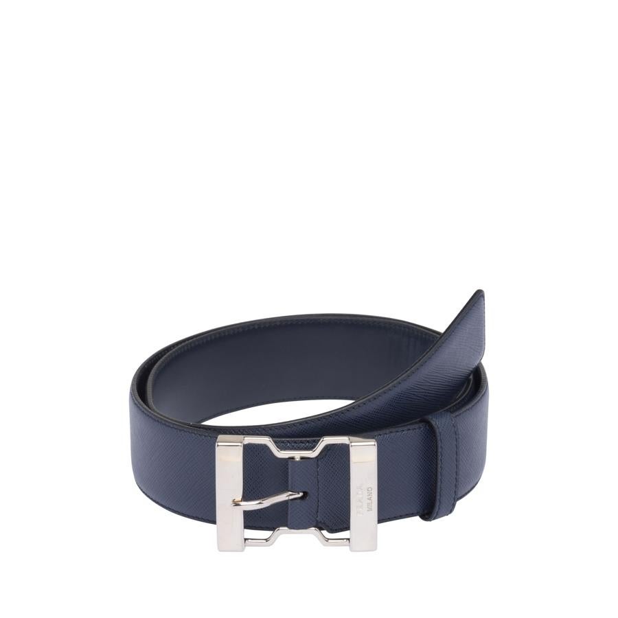 Cinturón. Las líneas depuradas y elegantes de la hebilla de metal se convierten en el elemento distintitvo de este cinturón de piel. El diseño moderno del accesorio se realza con el logo con letras grabadas. El cinturón de la imagen es de Prada y cuesta 310 euros.
