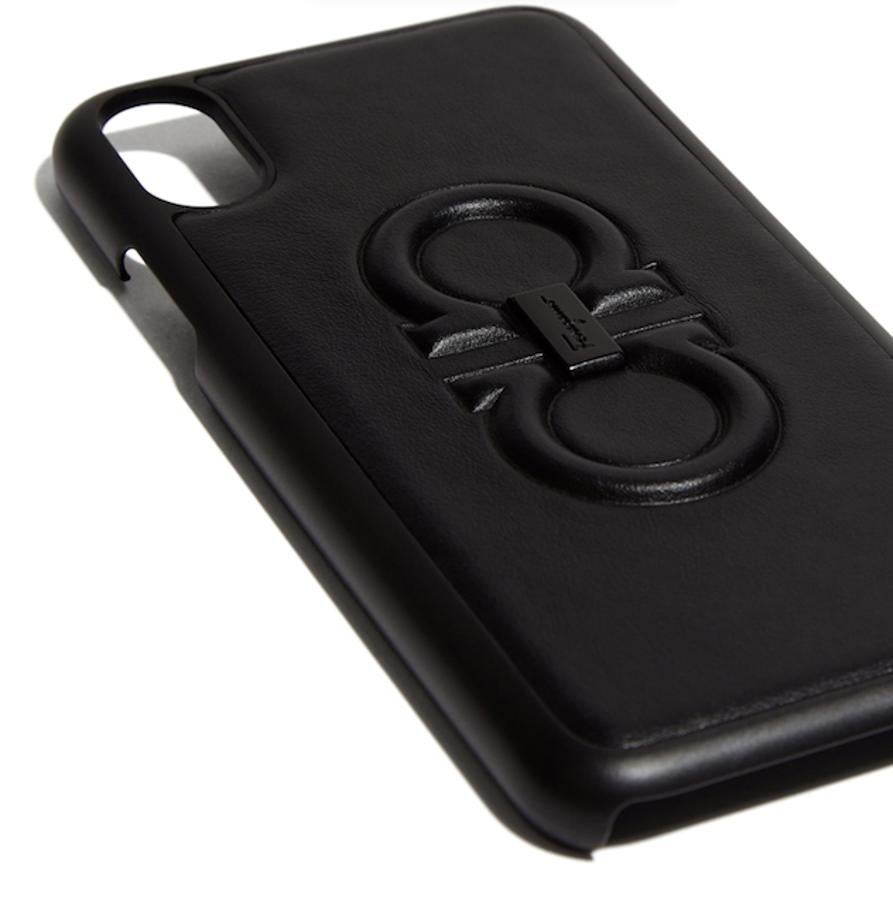 Funda para el móvil. Si tu migo invisible tiene el iPhone X, esta funda de Salvatore Ferragamo con el icónico logotipo Gancini es uno de los mejores detalles para un teléfono protegido pero lujoso al mismo tiempo. ¿Su precio? 160 euros.